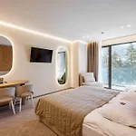 Hotel Tavel & 4*