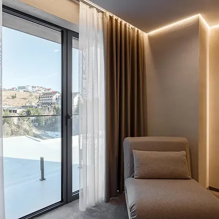 Hotel Tavel & 4*
