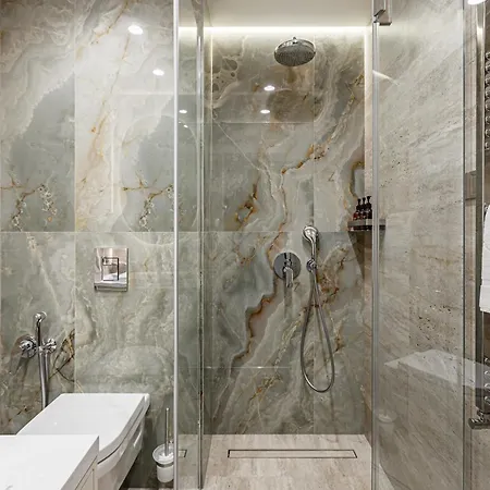 Hotel Tavel & 4*