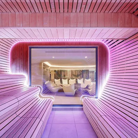 Hotel Tavel & 4*