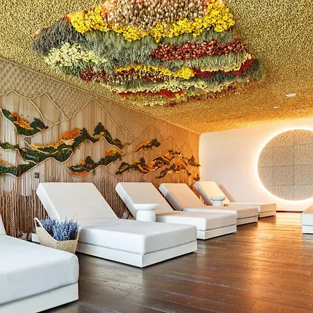Hotel Tavel & 4*