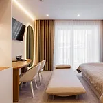 Hotel Tavel & 4*